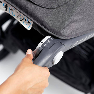 Close up on the Roam Stroller handlebar wheel lock controls